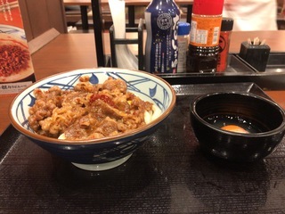 4月26日夕食 丸亀製麺 辛辛牛すき釜玉うどん ライトベイダー Lightvader のグルメ日記